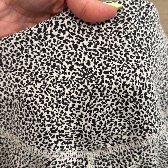 ATHLETA White Black Salutation Stash II‎ Pocket Textured 7/8 Tight Leggings ST - Picture 11 of 14